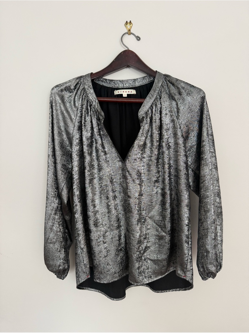 XiRENA Metallic Silver Blouse size small
